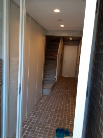 27/30 エントランス