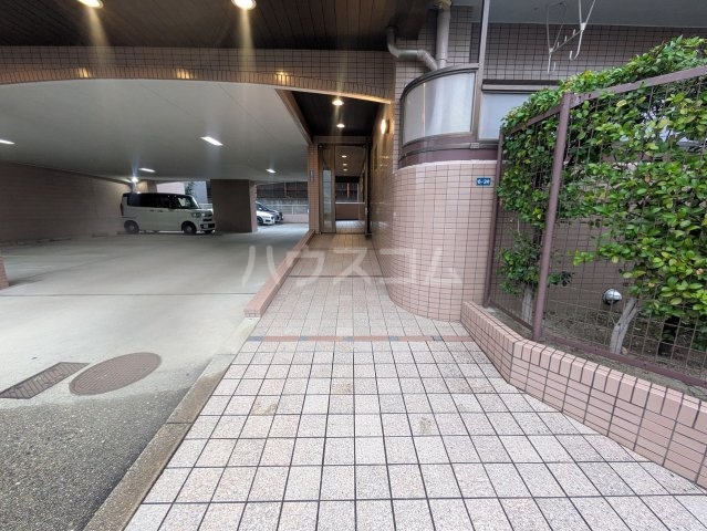 28/30 エントランス