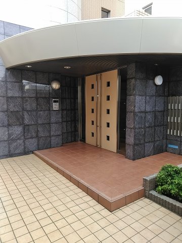 19/27 エントランス