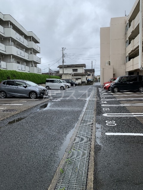 27/30 駐車場