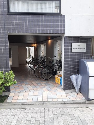 27/30 エントランス