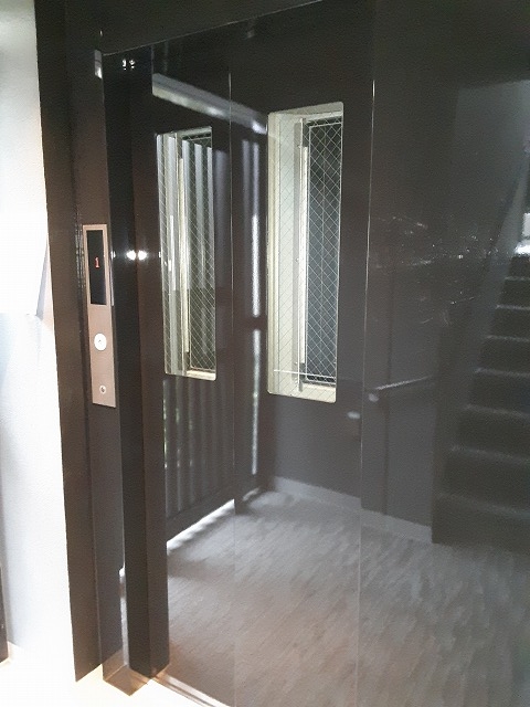 27/30 エントランス