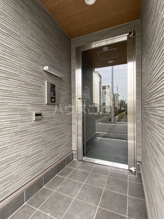 16/23 エントランス