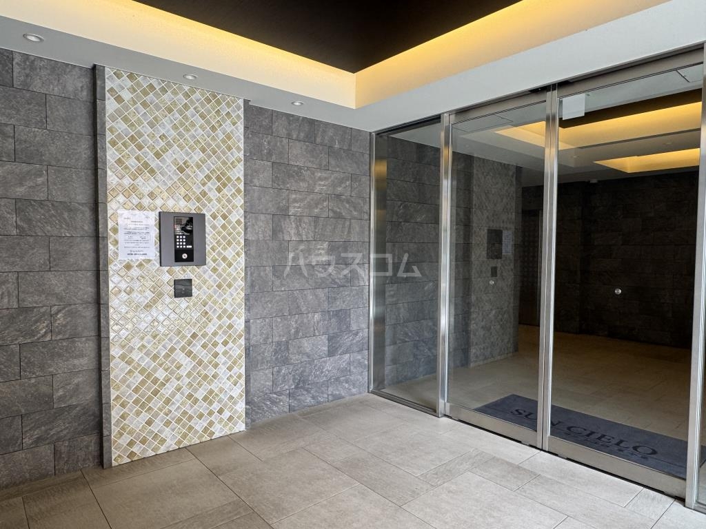 21/30 エントランス