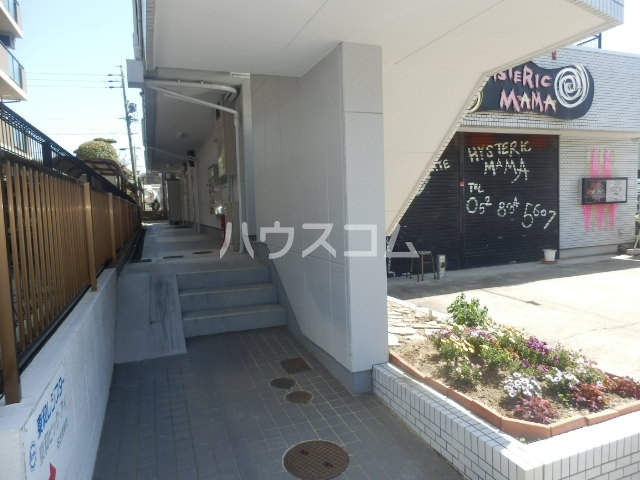 23/27 エントランス