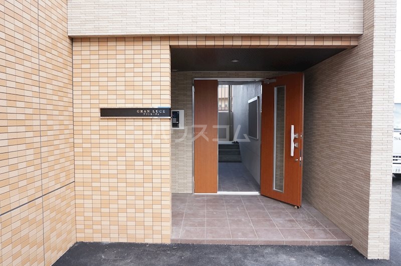 18/22 エントランス