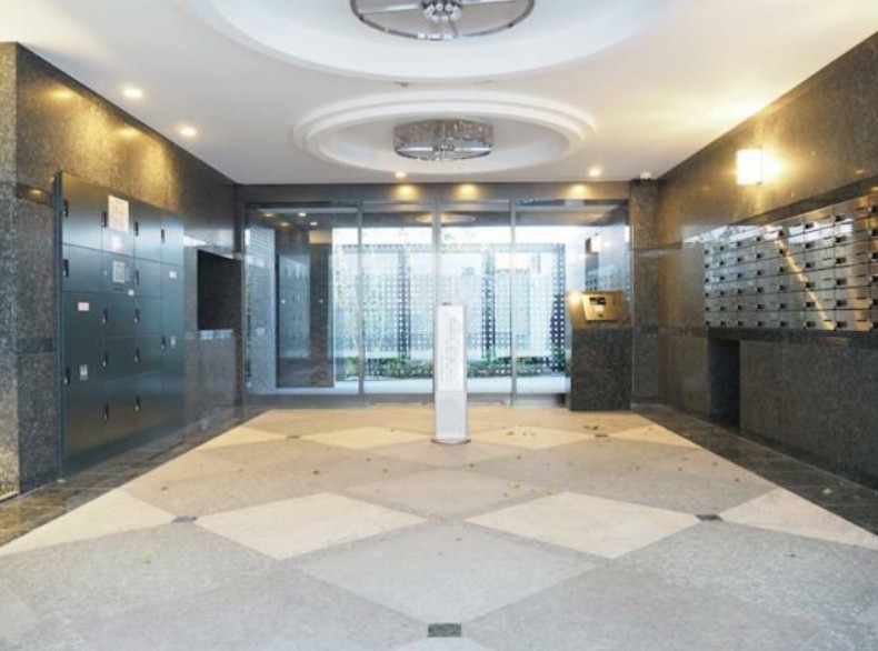 21/30 エントランス