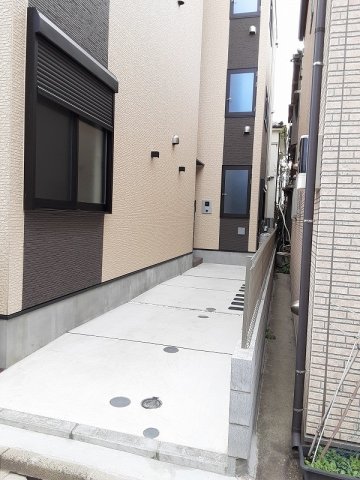 23/30 エントランス