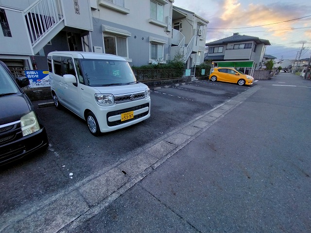 21/28 駐車場