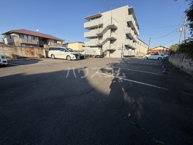 25/28 駐車場