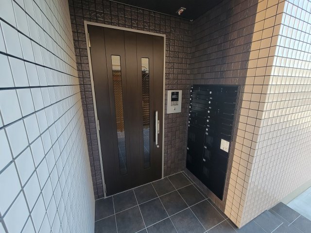 18/28 エントランス