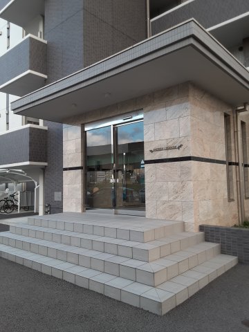 28/30 エントランス