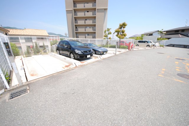 23/28 駐車場