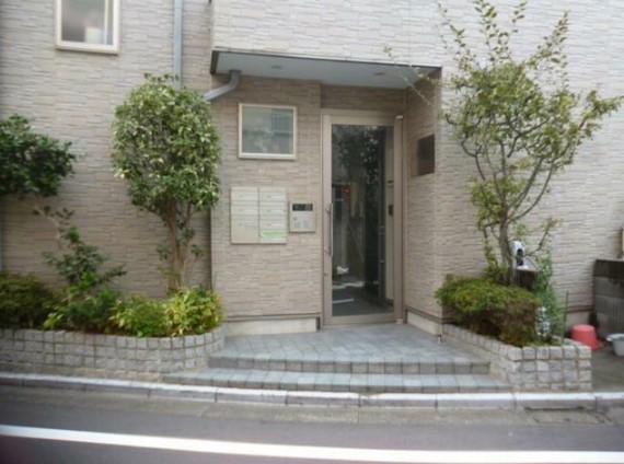 18/23 エントランス