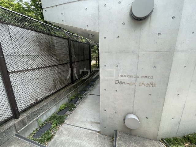 23/26 エントランス