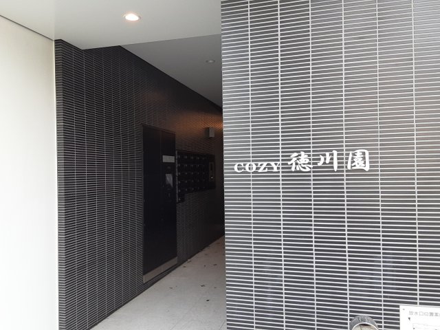 27/30 エントランス