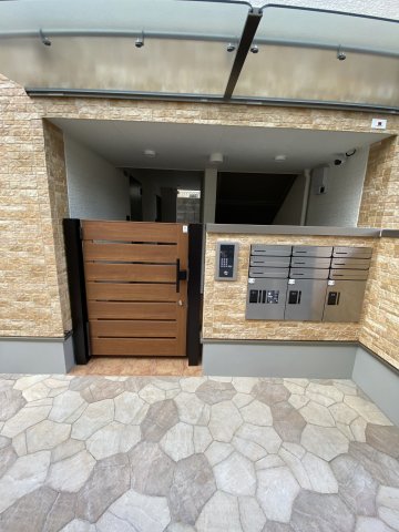 25/27 エントランス