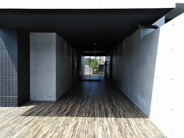 26/30 エントランス