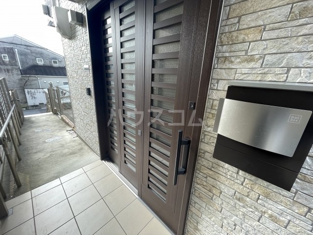 27/30 エントランス