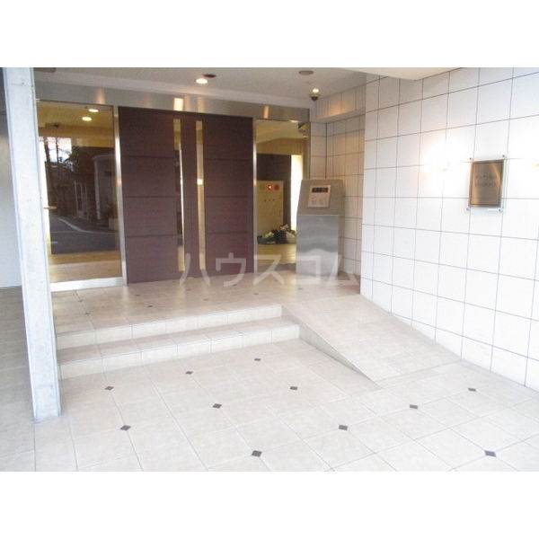 21/30 エントランス