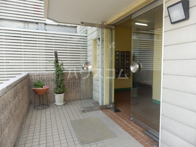 26/28 エントランス
