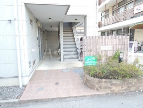 15/23 エントランス