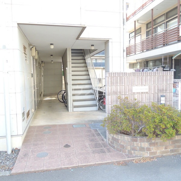 16/23 エントランス