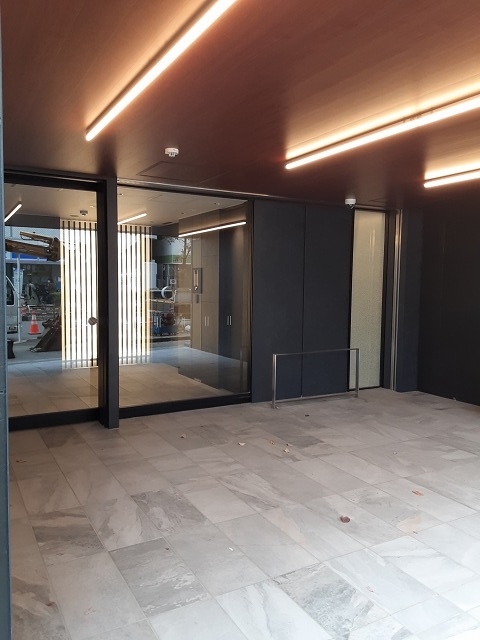 27/30 エントランス