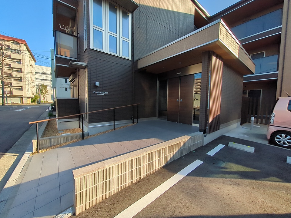 28/30 エントランス