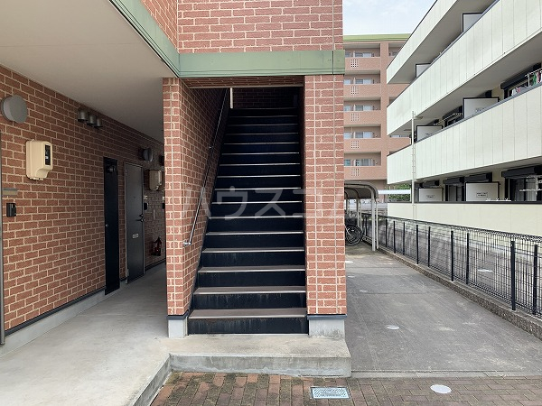 27/30 エントランス