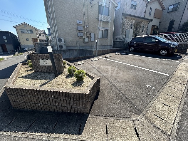 27/30 駐車場