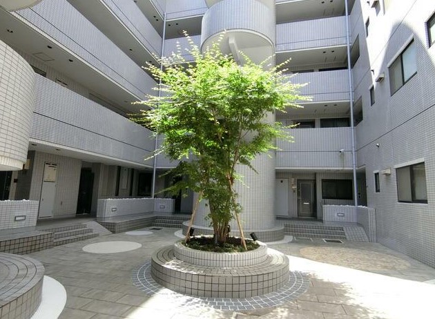 16/23 エントランス