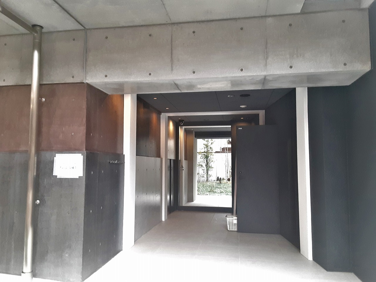 25/30 エントランス