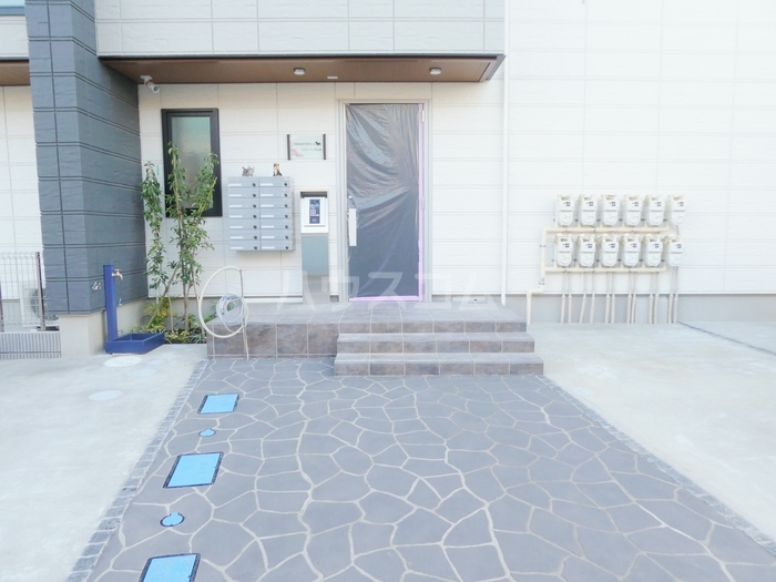 24/30 エントランス