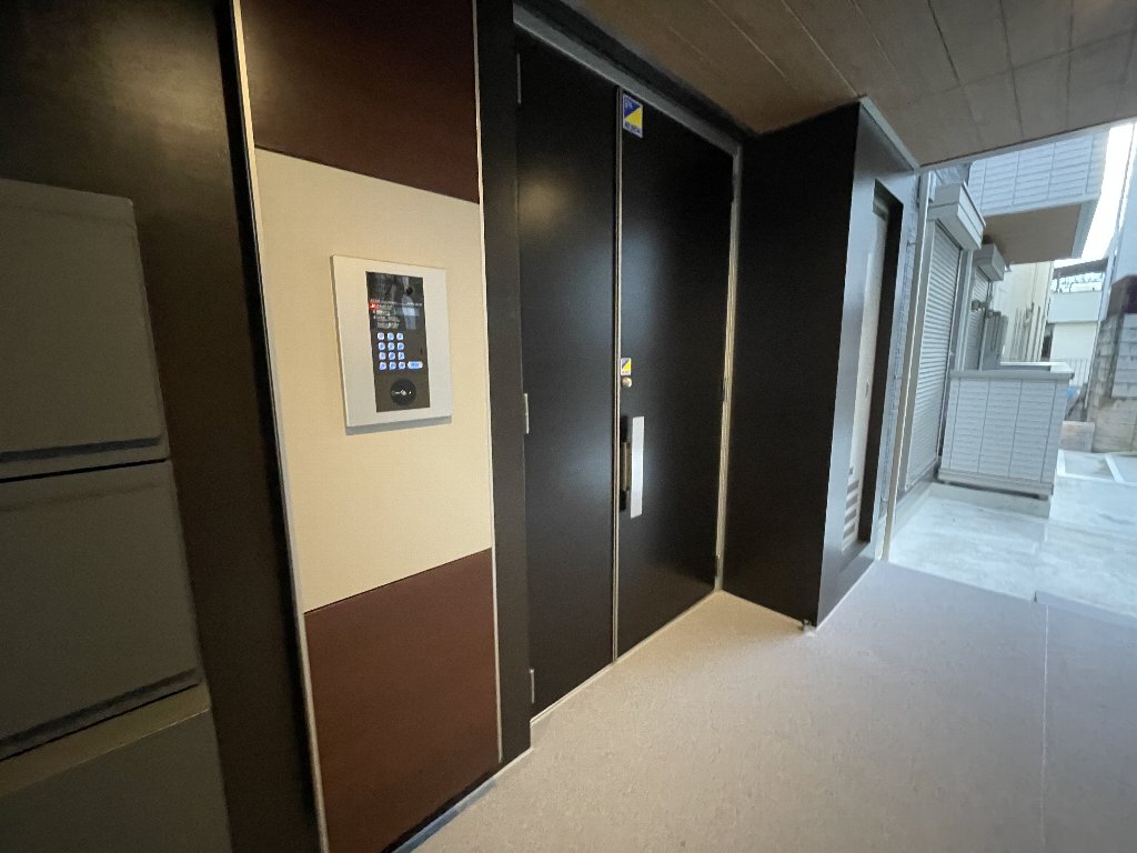 25/30 エントランス