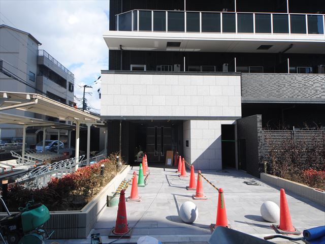 19/27 エントランス