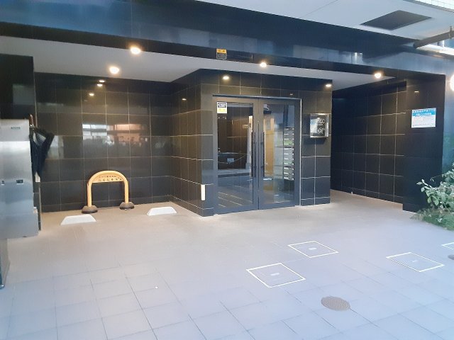 21/30 エントランス