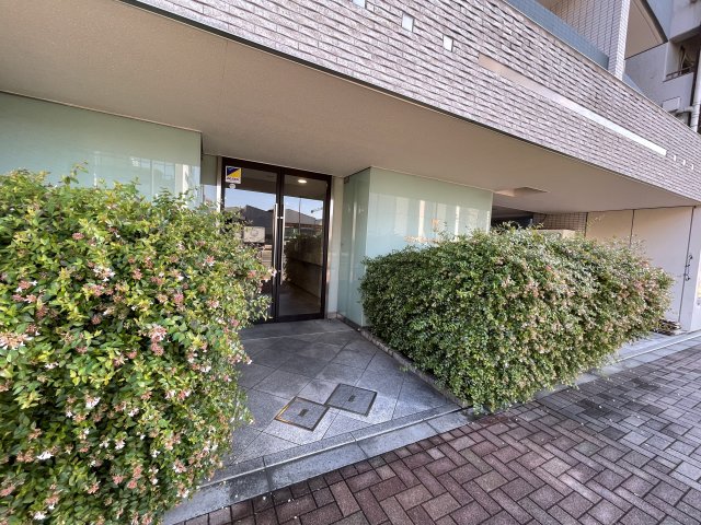 27/30 エントランス