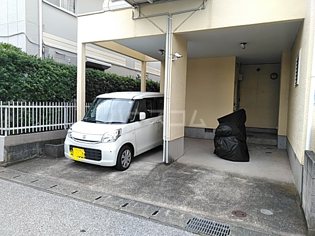 27/30 駐車場
