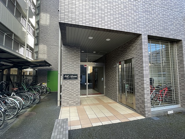 21/30 エントランス