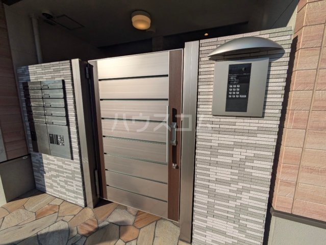 22/27 エントランス