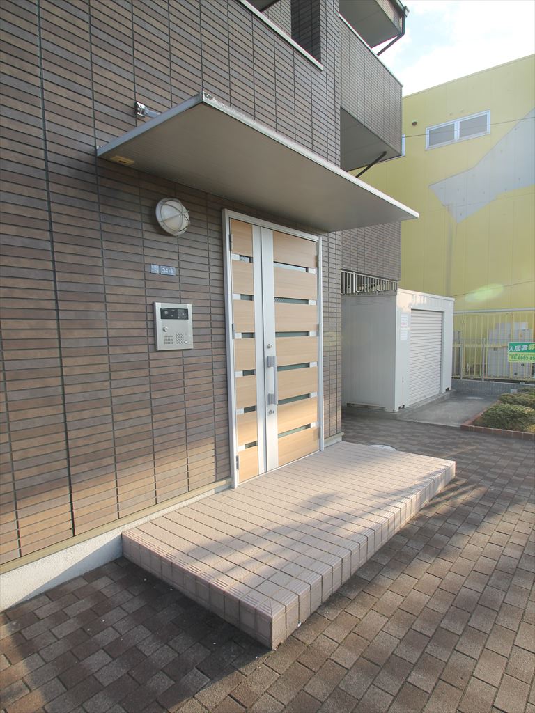 27/30 エントランス