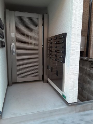 27/30 エントランス