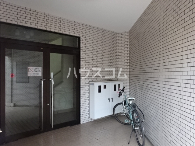 23/27 エントランス