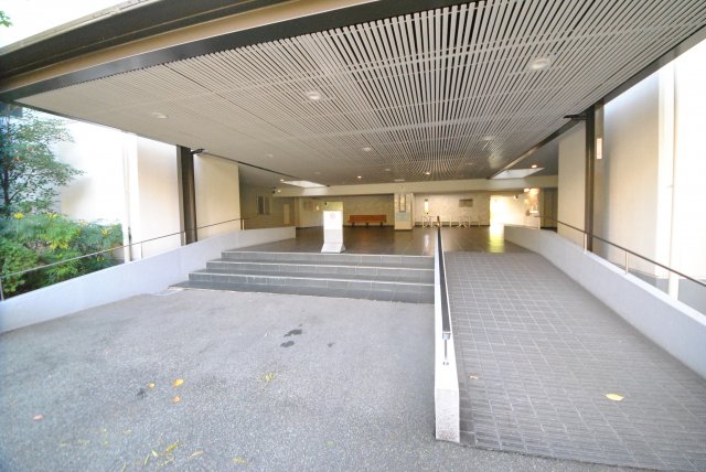 21/30 エントランス