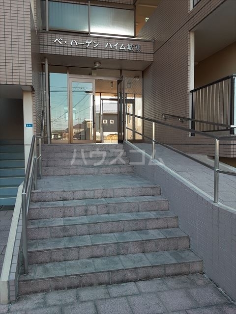 21/30 エントランス