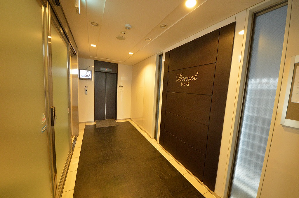 24/30 エントランス