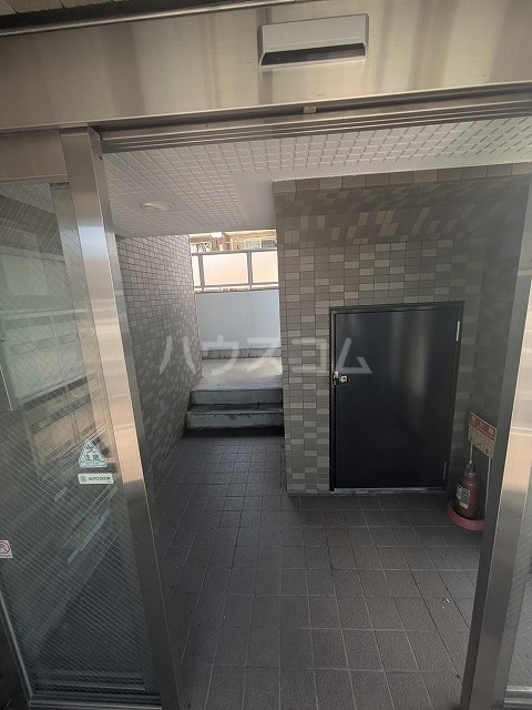 28/30 エントランス