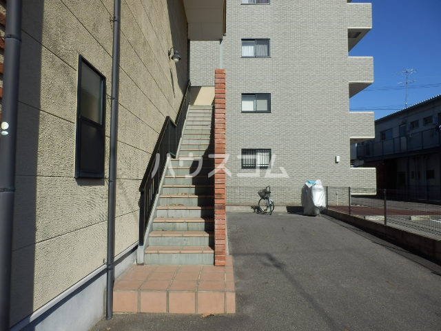 23/30 エントランス