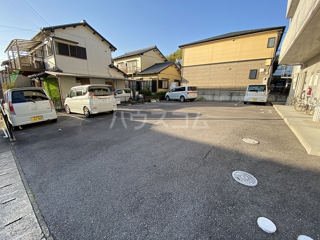 27/30 駐車場